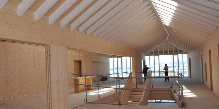 A Universidade ultima a súa nova sede con 400 m3 de madeira para rexenerar o Berbés