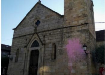 A igrexa de Santa María, no Porriño, esperta con pintura rosa na fachada