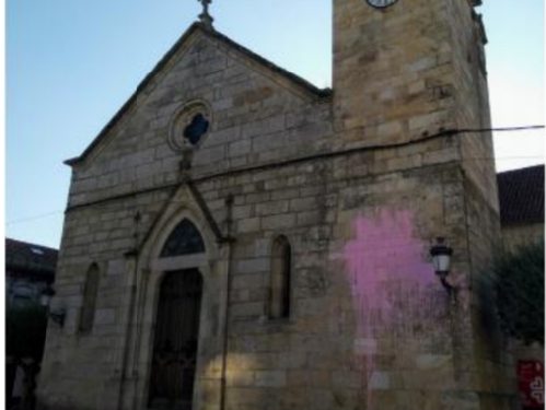 A igrexa de Santa María, no Porriño, esperta con pintura rosa na fachada
