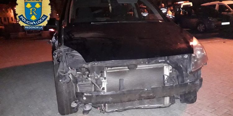 Un conductor drogado se da a la fuga en Redondela tras chocar contra otro coche