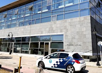 Evacuado con quemaduras el dueño de una vivienda que ardió en Cangas