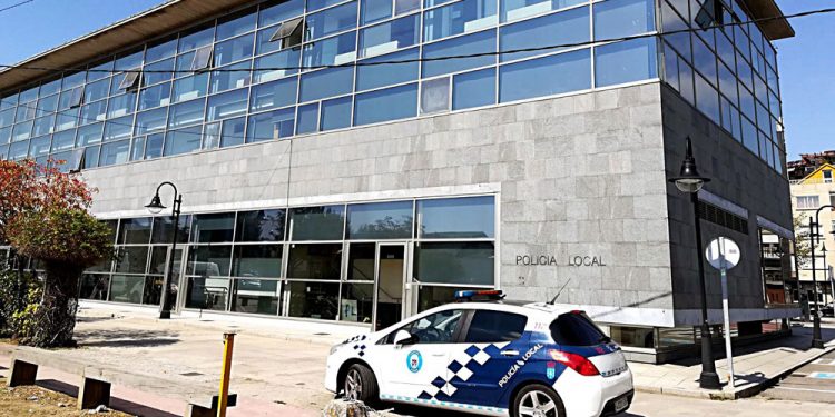 Evacuado con quemaduras el dueño de una vivienda que ardió en Cangas