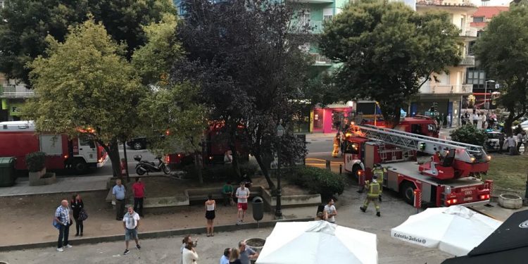 Los bomberos apuntalan la vivienda que se incendió en Pizarro y obligó a desalojar el edificio