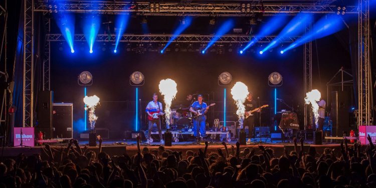 Vive Nigrán se despide bailando al ritmo de Novedades Carminha y Las Chillers