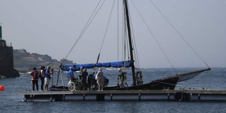 «O mar para tod@s» lleva a navegar a 80 personas con discapacidad en A Guarda