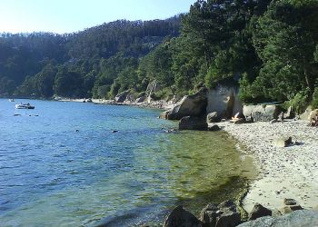 Rescatan a una mujer que cayó en una zona rocosa en la playa de A Borna