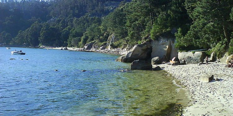 Rescatan a una mujer que cayó en una zona rocosa en la playa de A Borna