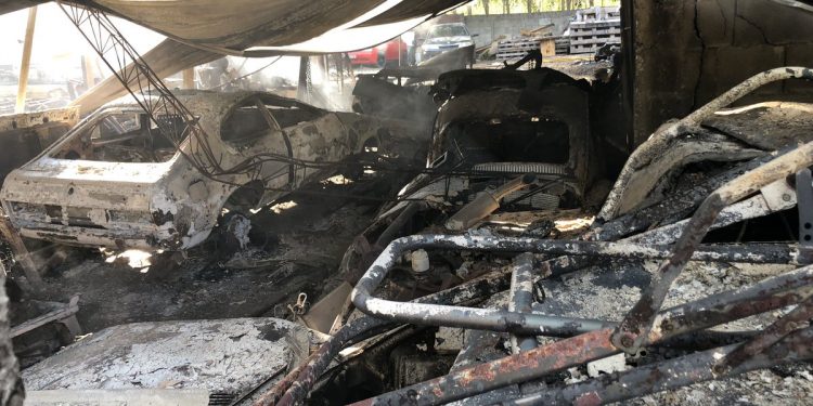 Un incendio en un garaje de Salceda calcina una docena de coches clásicos