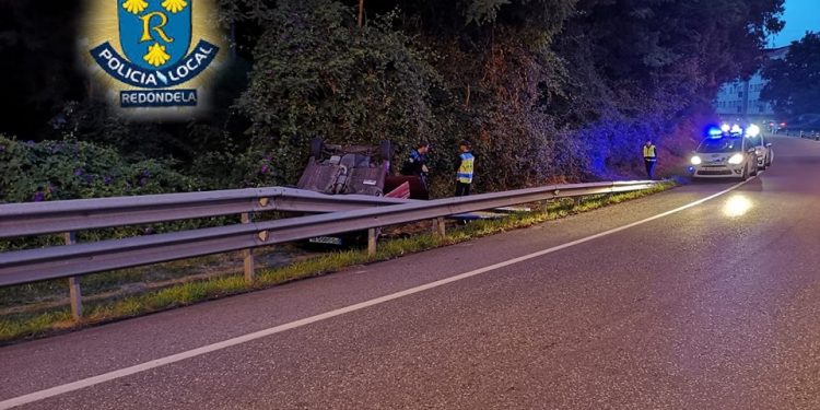 Sale ileso tras salirse de la carretera y volcar en la N-550 a la altura de Redondela