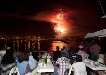 Observación de estrellas en Cíes y fuegos de Bouzas desde el mar