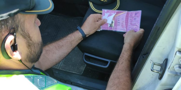 Interceptan en la AP-9 a un vecino de Vigo conduciendo con un carnet falsificado