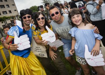 Éxito en la Silent Party Solidaria, disfraces y ambiente familiar en el Gran Vía de Vigo