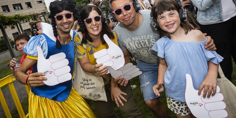 Éxito en la Silent Party Solidaria, disfraces y ambiente familiar en el Gran Vía de Vigo