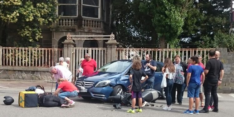 Herida una repartidora de Glovo en Vigo tras colisionar con un coche
