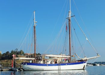 El mítico «Fleur de Passion» amarra en Baiona durante su vuelta al mundo