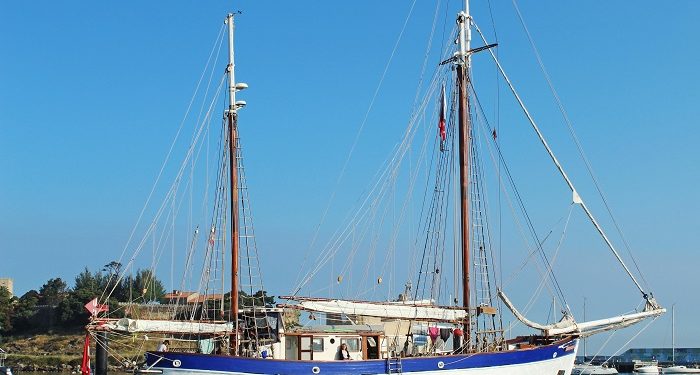 El mítico «Fleur de Passion» amarra en Baiona durante su vuelta al mundo
