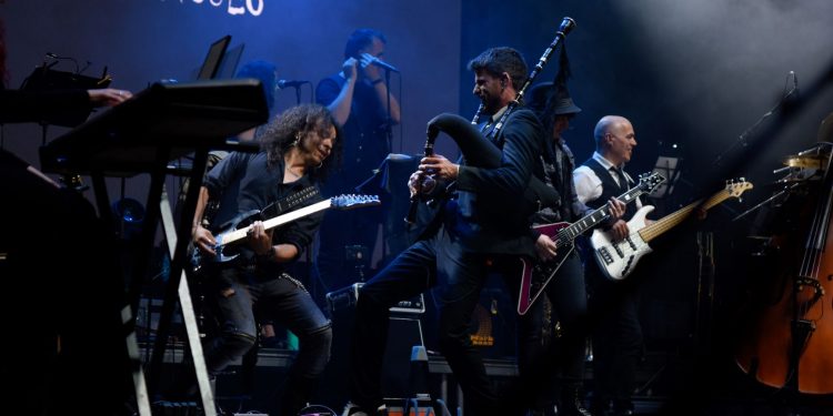 La lluvia respeta el conciertazo de Mitic en Vigo: mucho más que gaitas en Porta do Sol