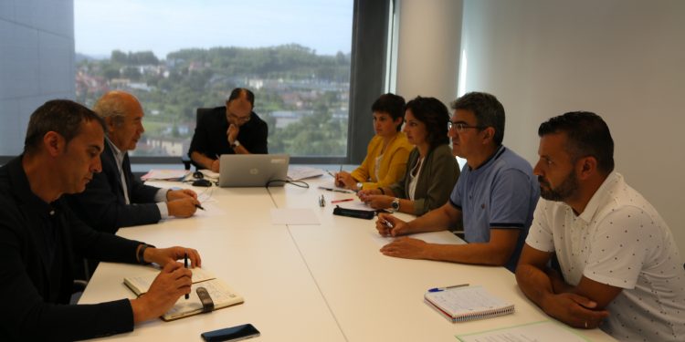 Xunta y alcaldes del Baixo Miño abordan la mejora del bus al Cuqueiro y a la universidad