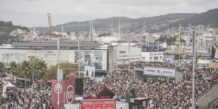 O Marisquiño abarrota Vigo de nuevo; As Avenidas, macrobotellón nocturno