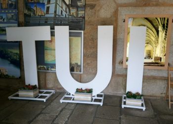 Unhas letras co nome da vila e un marco, novos elementos de promoción turística de Tui