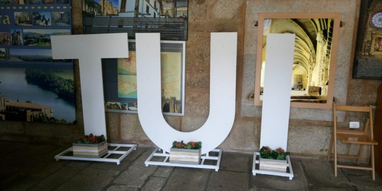 Unhas letras co nome da vila e un marco, novos elementos de promoción turística de Tui