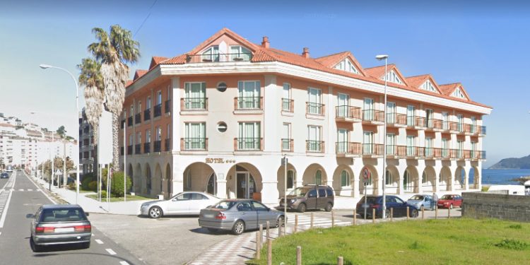 Investigan la caída de una mujer desde una cuarta planta en un hotel de Baiona