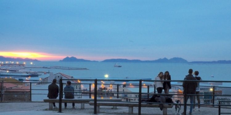 Festa do Solpor en el Paseo de Alfonso de Vigo contra el túnel de Porta do Sol