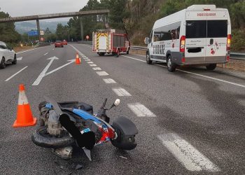 Herido un motorista tras chocar con una furgoneta en la A-52