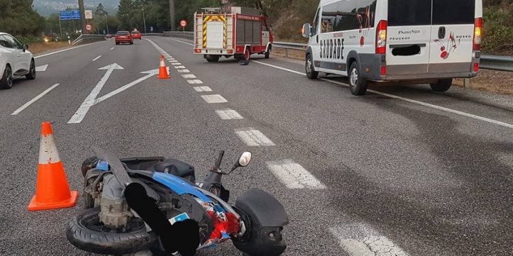Herido un motorista tras chocar con una furgoneta en la A-52