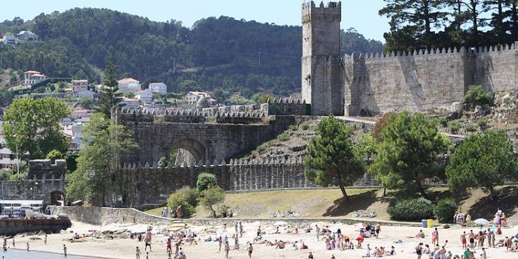 Trasladan al hospital a una niña de tres años que se estaba ahogando en una playa de Baiona