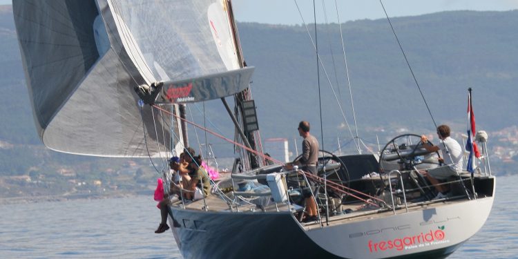 “Gómez Mostly” entra en Baiona como vencedor absoluto de la Regata Finisterre
