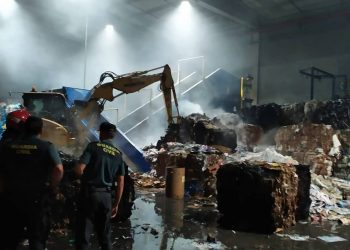 Un incendio en una nave de reciclaje en Mos quema parte del plástico almacenado