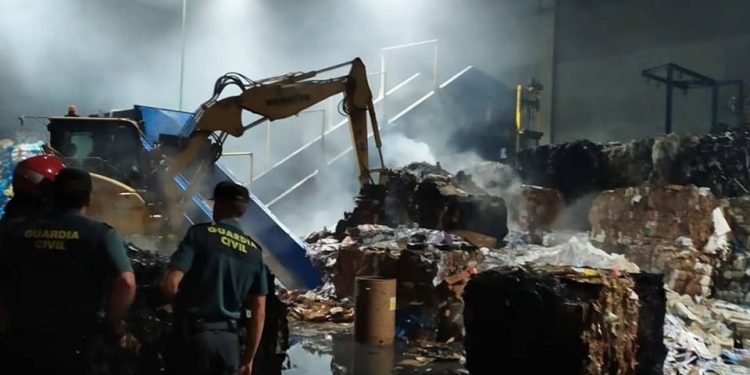 Un incendio en una nave de reciclaje en Mos quema parte del plástico almacenado