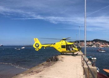 Trasladan en helicóptero al Cunqueiro a una mujer que apareció flotando en una playa de Cangas