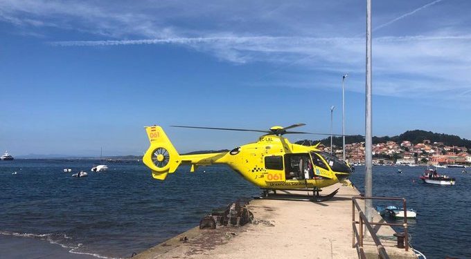 Trasladan en helicóptero al Cunqueiro a una mujer que apareció flotando en una playa de Cangas