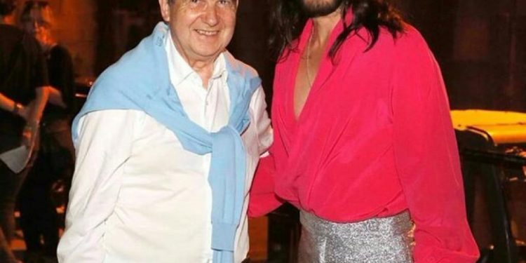 Las redes sociales sacan punta a la foto viral de Abel Caballero con Jared Leto