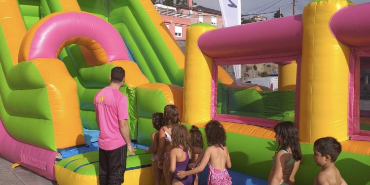 Nigrán ofrece unha tarde de domingo con festa da auga, da escuma e circo