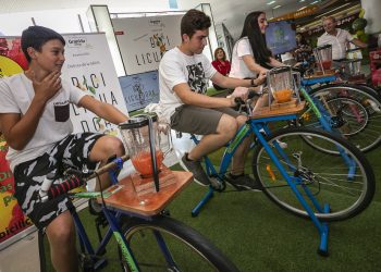 La bicilicuadora exprime la solidaridad de los vigueses con el Banco de Alimentos