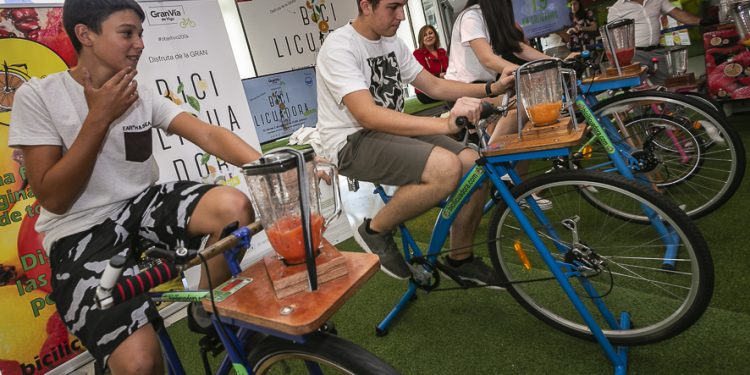 La bicilicuadora exprime la solidaridad de los vigueses con el Banco de Alimentos