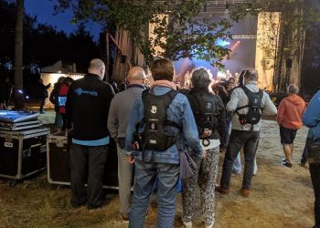 Nigrán achegou a música a 56 persoas xordas grazas ás mochilas vibratorias