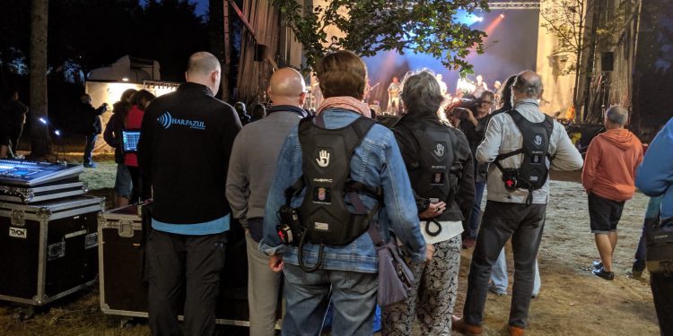 Nigrán achegou a música a 56 persoas xordas grazas ás mochilas vibratorias