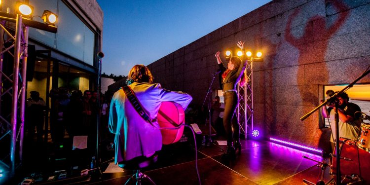Música de Cora Velasco e Joe Crepúsculo para gozar dun ‘indie-solpor’ no Museo do Mar