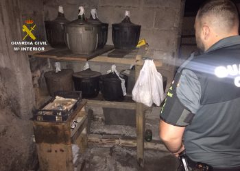 La Guardia Civil se incauta de 144 litros de aguardiente artesanal en un bar de As Neves