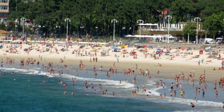 Liberan a un niño con dificultades para salir de un turismo aparcado en Samil