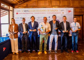 Más de 200 atletas solidarios en la quinta edición del Vertiatlón de Baiona