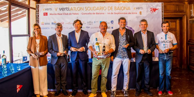 Más de 200 atletas solidarios en la quinta edición del Vertiatlón de Baiona