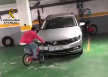 Cazan a un joven en Baiona tras dañar dos coches al saltar sobre ellos en bici y compartirlo en las redes sociales