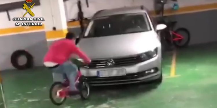 Cazan a un joven en Baiona tras dañar dos coches al saltar sobre ellos en bici y compartirlo en las redes sociales