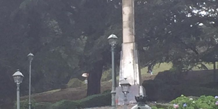 La cruz de O Castro amanece con una pancarta de los bomberos de Vigo con luces LED