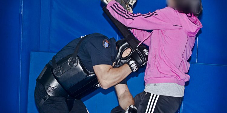 Policías da Federación de Loita imparten un curso de defensa persoal para mulleres en Mos